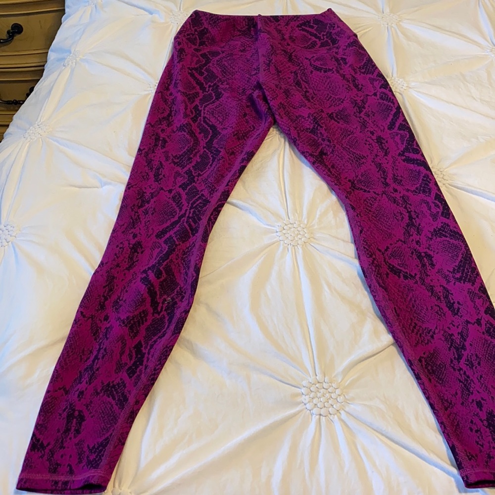 Alo Vapor Snakeskin leggings!